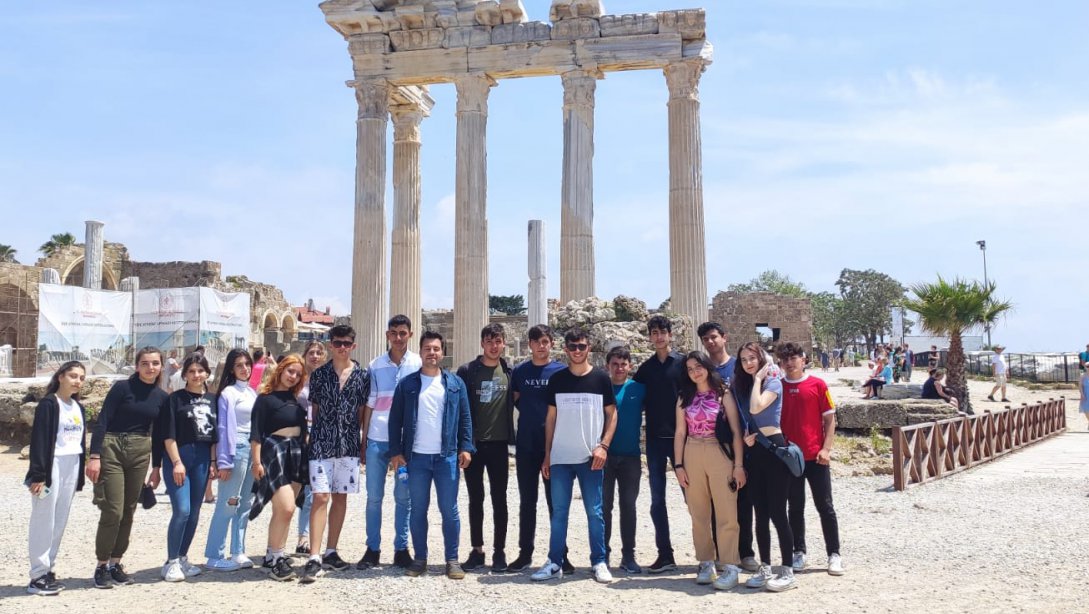 İlçemiz Okullarından Necla Yaşar Duru Çok Programlı Anadolu Lisesi öğrencileri ve öğretmenleri Manavgat- Side ye kültür gezisi düzenlemiştir.